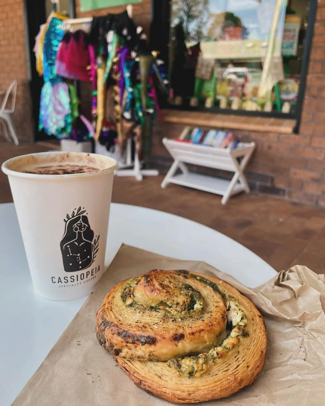 Are There Good Local Cafés or Food Spots Near the Main Blue Mountains Walks